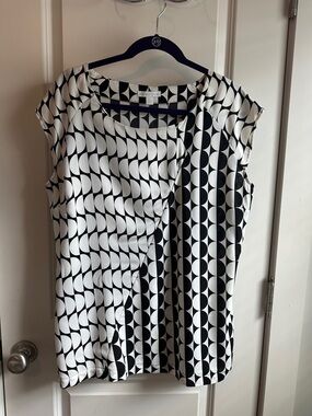 New York & Company Black and White Geometric tunic top
